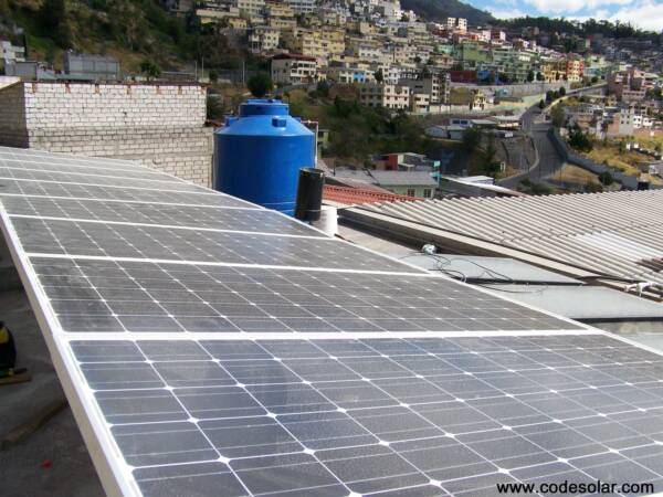 Respaldo de energía con paneles solares y inversor cargador APS o UPS