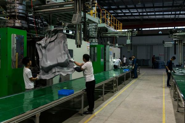 Trabajadores de Liulong fabrican boyas para mantener a flote paneles solares. New York Times