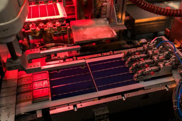 Las máquinas que se emplean para producir los páneles solares de JA Solar New York Times