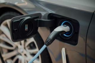 Mit Natriumionenbatterien lassen sich günstigere Elektrofahrzeuge (wenn auch mit geringerer Reichweite) herstellen.