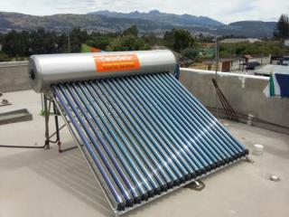 Instalación de paneles solares térmicos para duchas en el Hotel Sun Palace Atacames, EsmeraldasEl sistema solar garantiza el agua caliente de las duchas del hotel