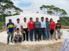 Einweihung des Trinkwassersystems mit den Ratsmitgliedern der Regierung von Arajuno - San José de Curaray