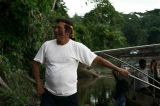 Hilario Saant, el capitán achuar del barco solar, después de llegar a la comunidad Sharamentsa, en la Amazonía ecuatoriana