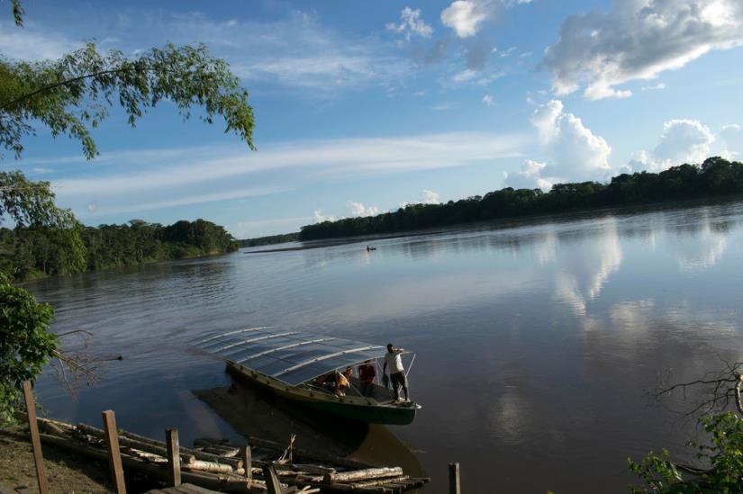 Tapiatpia, el primer bote impulsado por energía solar que recorre la cuenca del Amazonas, llega a la comunidad Sharamentsa después de viajar 1800 kilómetros durante 25 días a través de cuatro ríos
